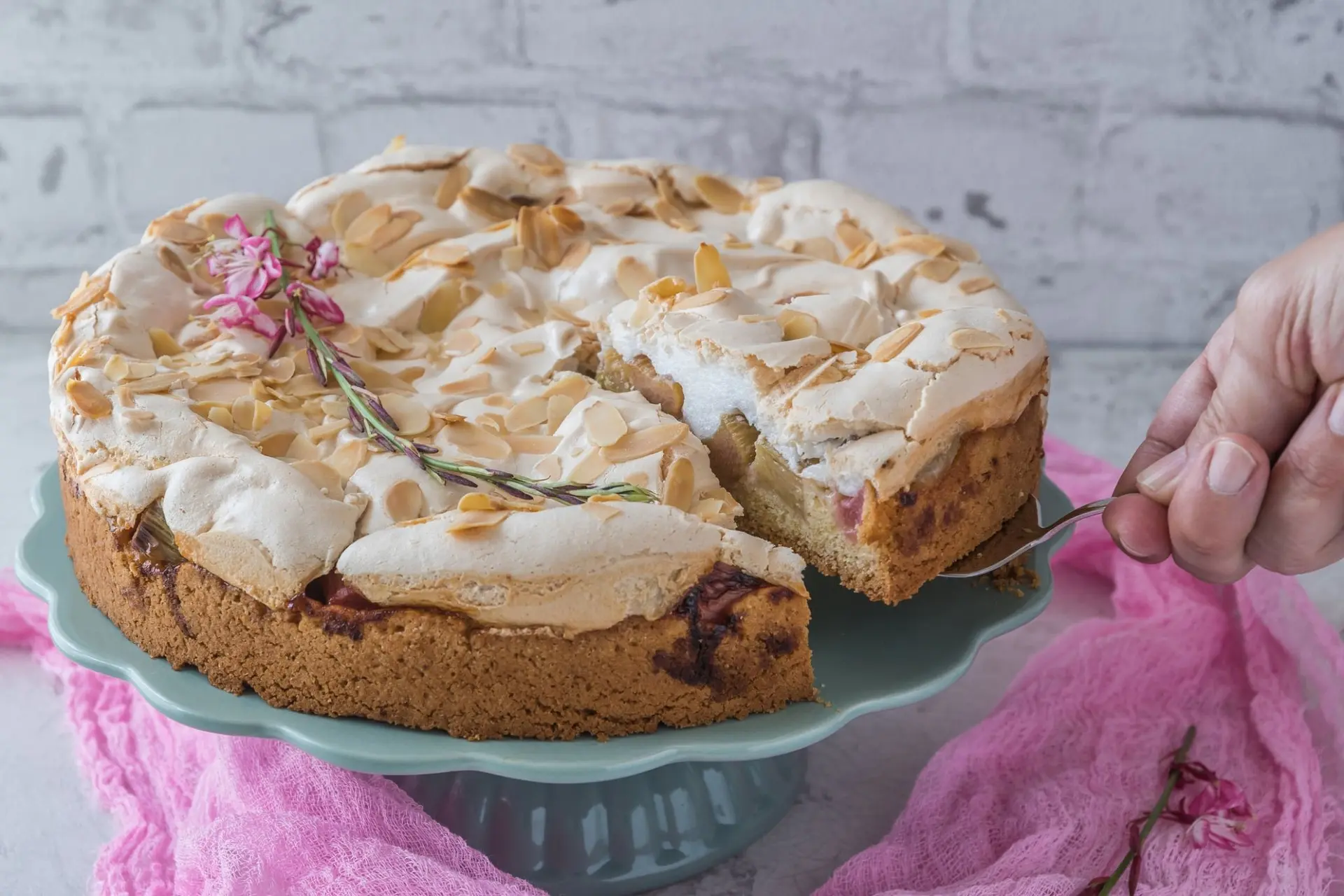 Gâteau à la rhubarbe avec meringue douce et amandes rôties