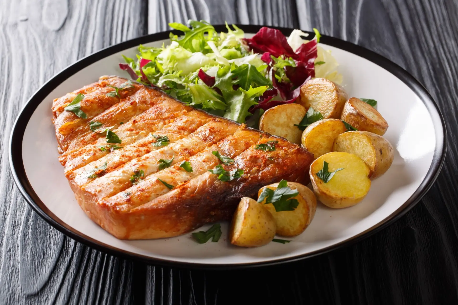 Espadon grillé avec pommes de terre