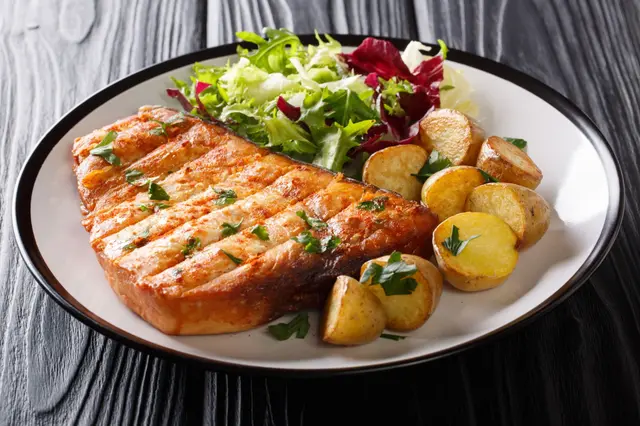 Espadon grillé avec pommes de terre