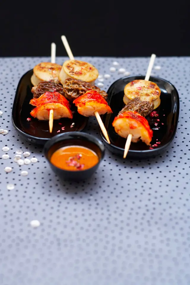 Minis brochettes boudin blanc, morille, homard, sauce pimentée