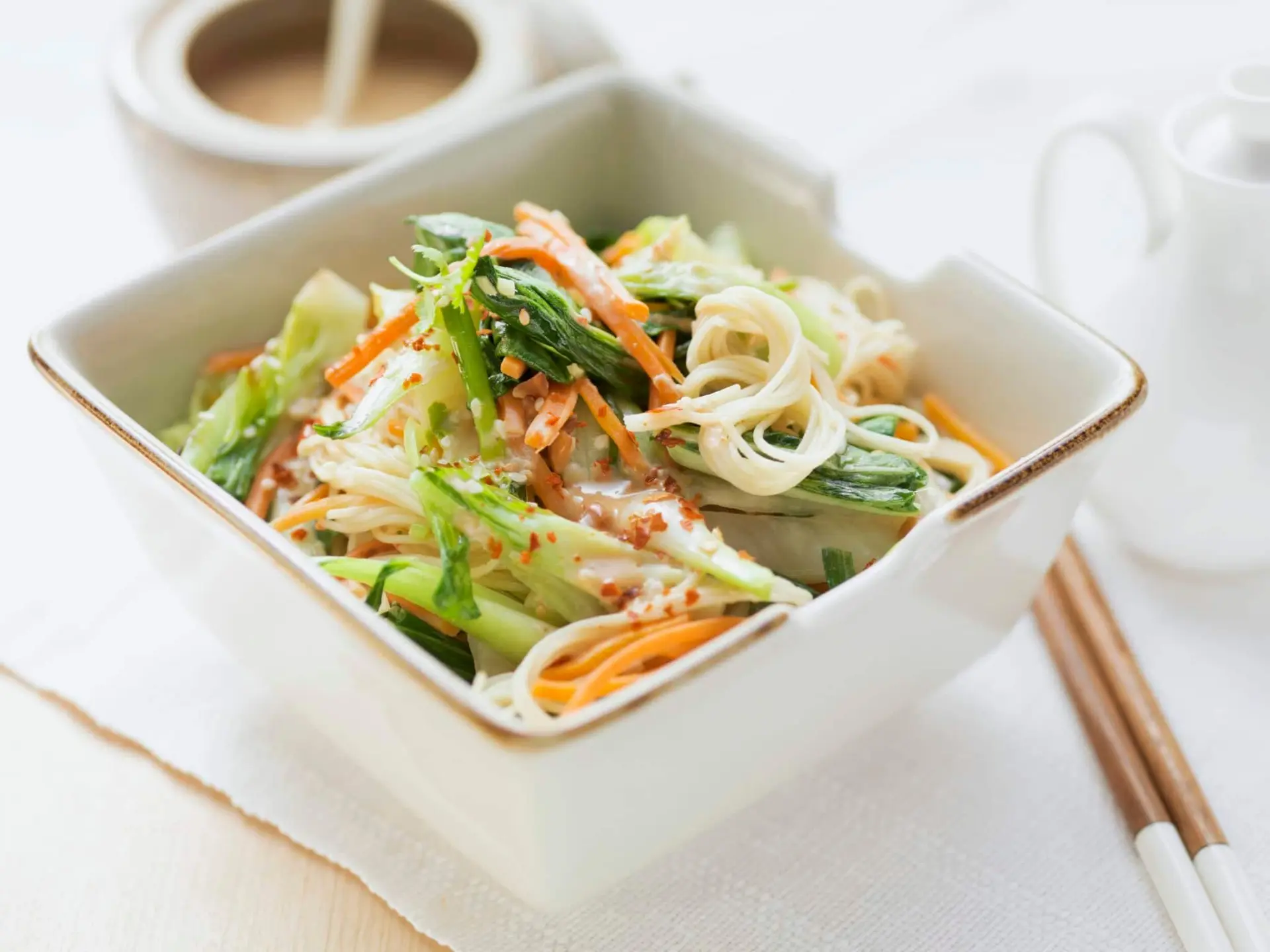 Nouilles de riz sautées aux carottes, pak choï et sauce aux cacahuètes