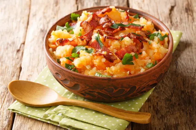 Hutspot – purée de pommes de terre avec bacon, carottes et oignons