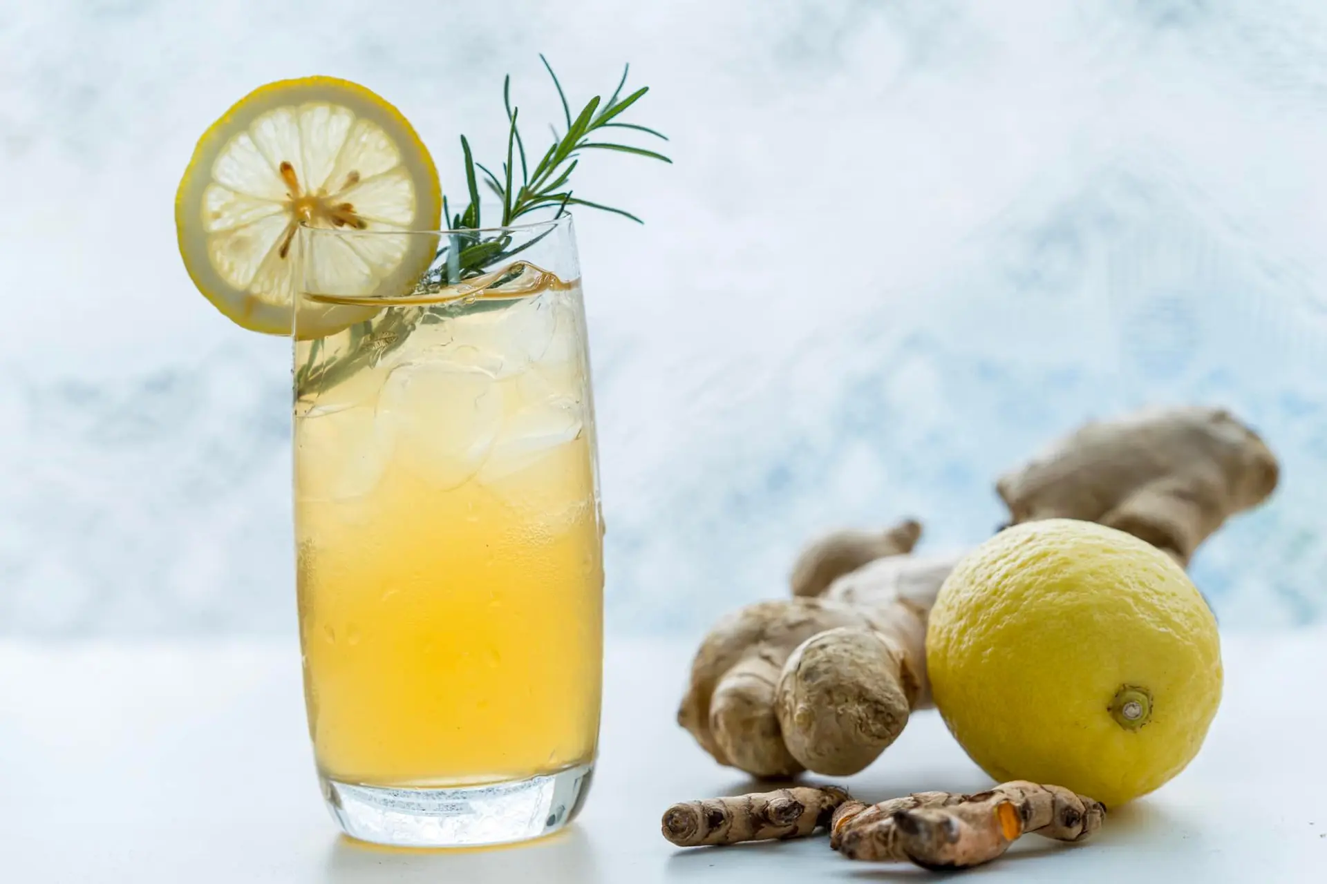 Tisane au citron, curcuma et gingembre