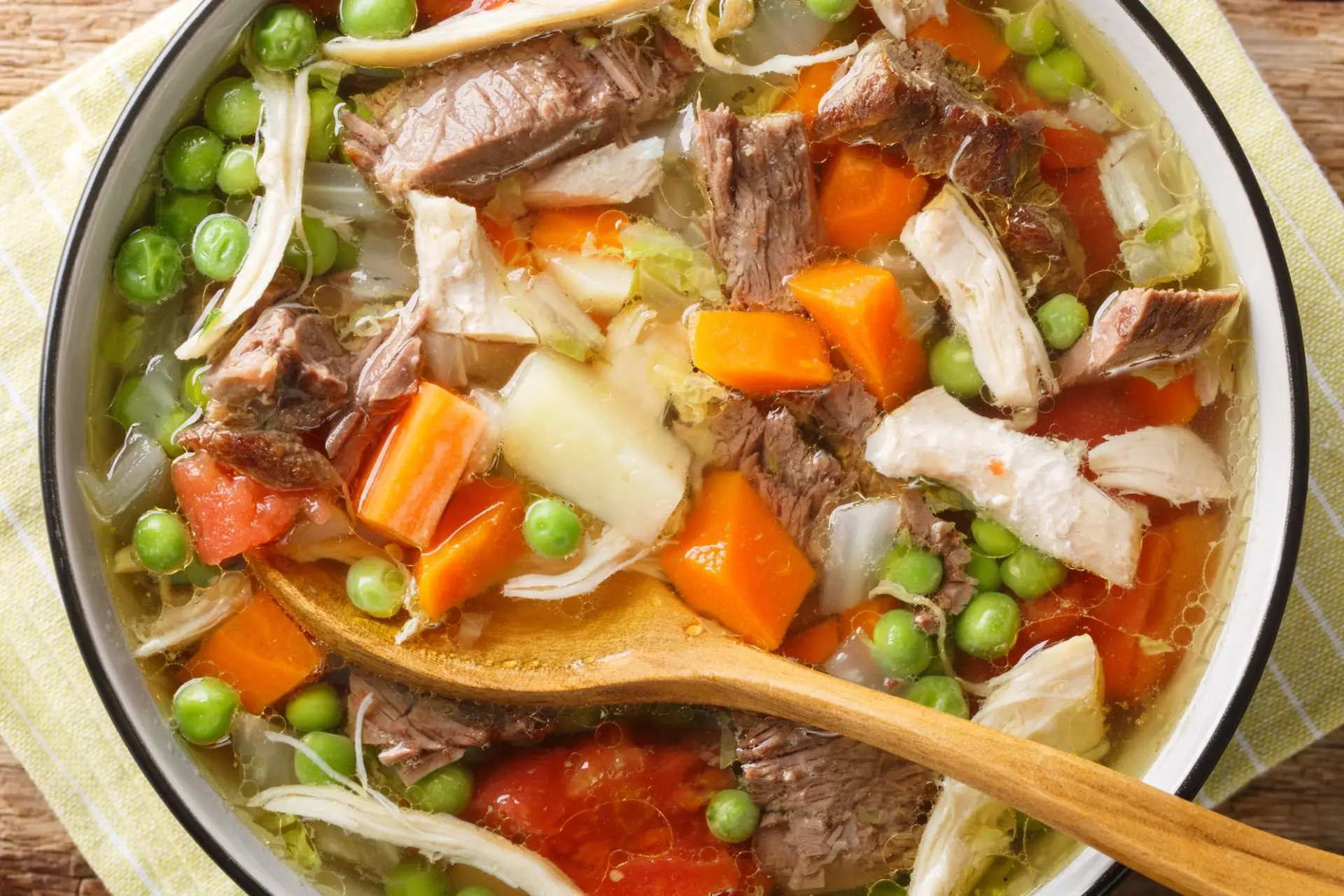 Soupe belge Booyah avec des légumes et de la viande