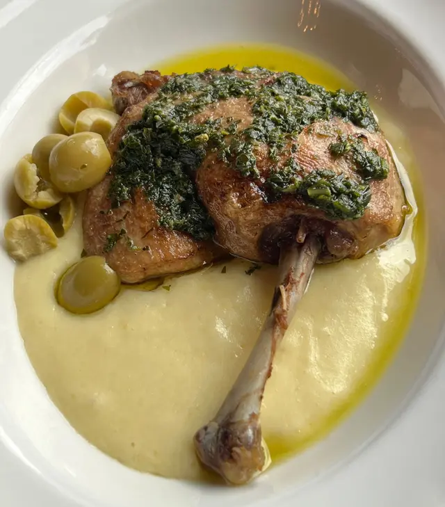 Confit de canard à la purée de légumes et olives