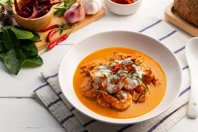 Crevettes à la sauce au curry rouge