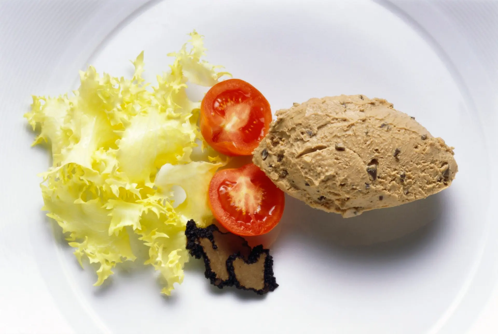 Mousse de foie de canard aux truffes avec salade
