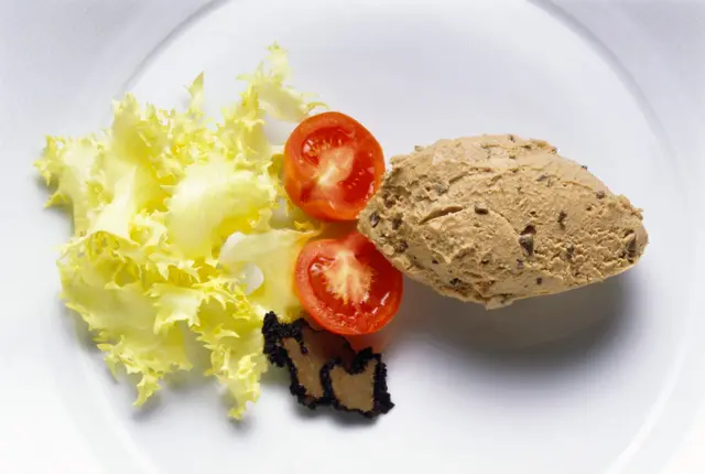 Mousse de foie de canard aux truffes avec salade