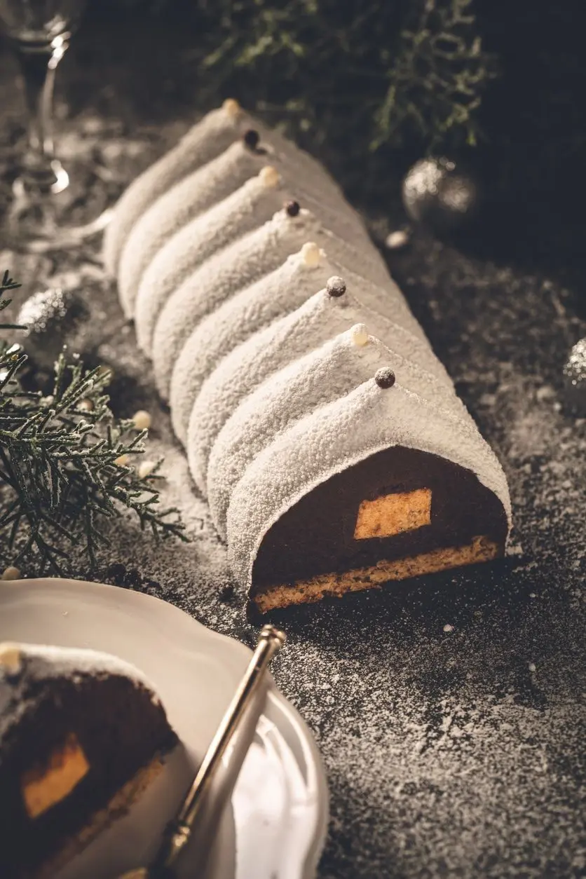 Bûche de Noël dacquoise au chocolat fourrée au caramel crémeux
