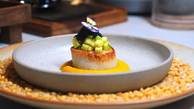Noix de Saint-Jacques poêlées, purée de mangue et garniture d'avocat