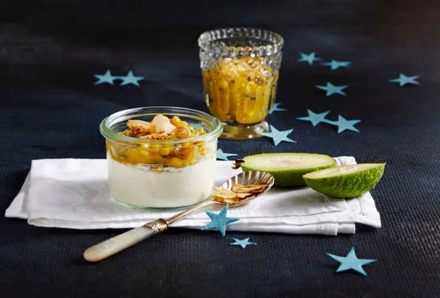 Crème de yaourt, compotée de feijoa et crumble aux amandes