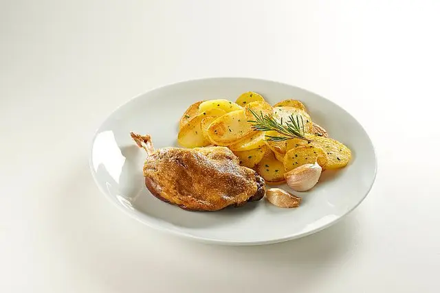 Confit de canard et pommes de terre sarladaises