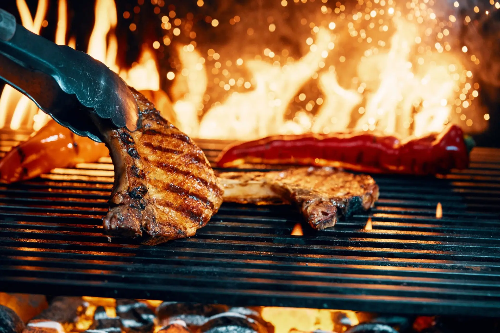 Cuisine au feu et ultra-brute : la grande tendance culinaire qui séduit en 2026