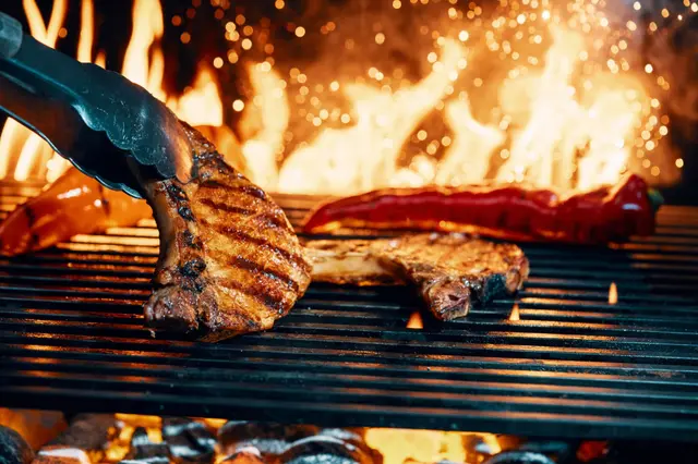 Cuisine au feu et ultra-brute : la grande tendance culinaire qui séduit en 2026