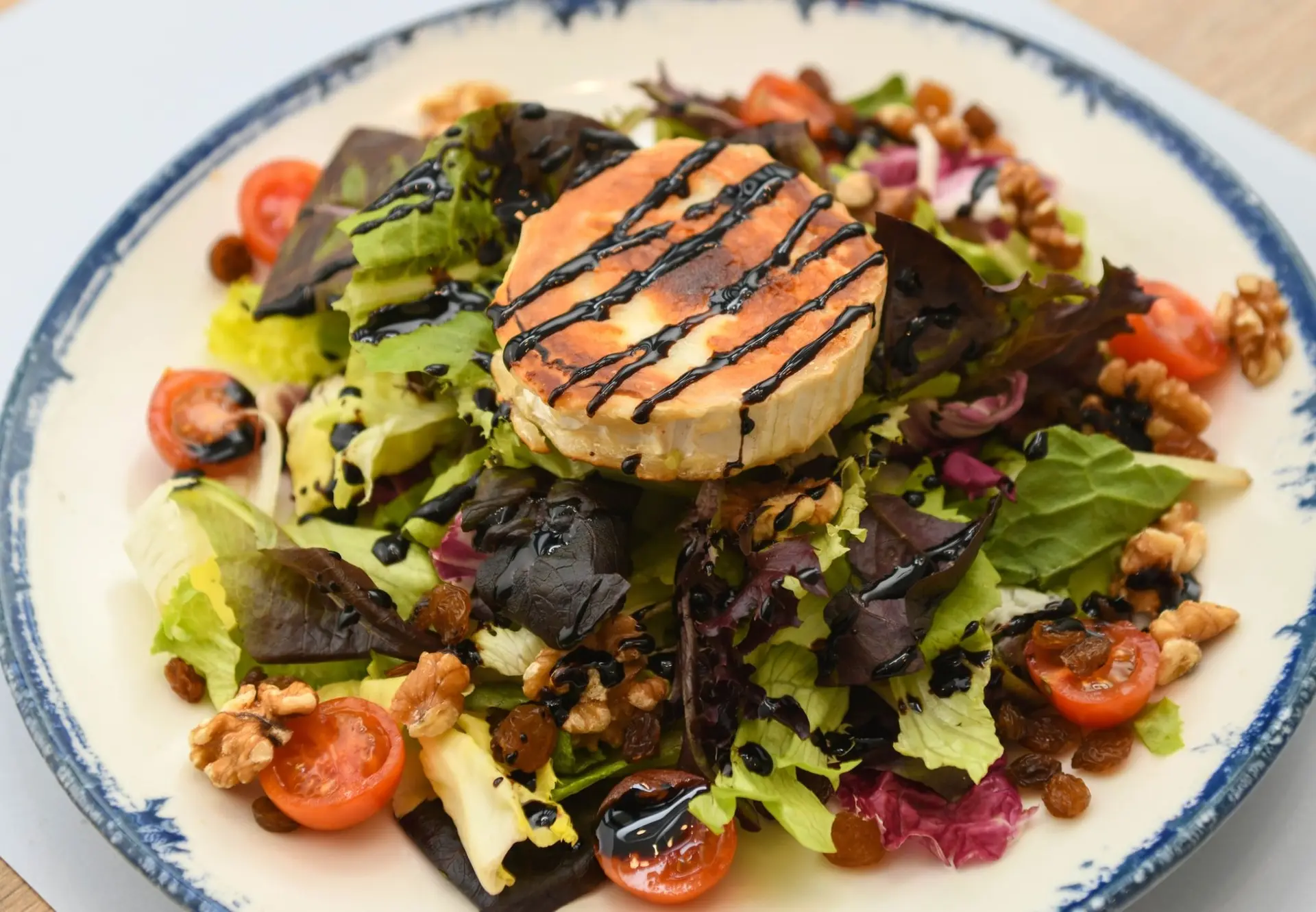 Salade de fromage de chèvre grillé, noix, tomates cerises et laitue