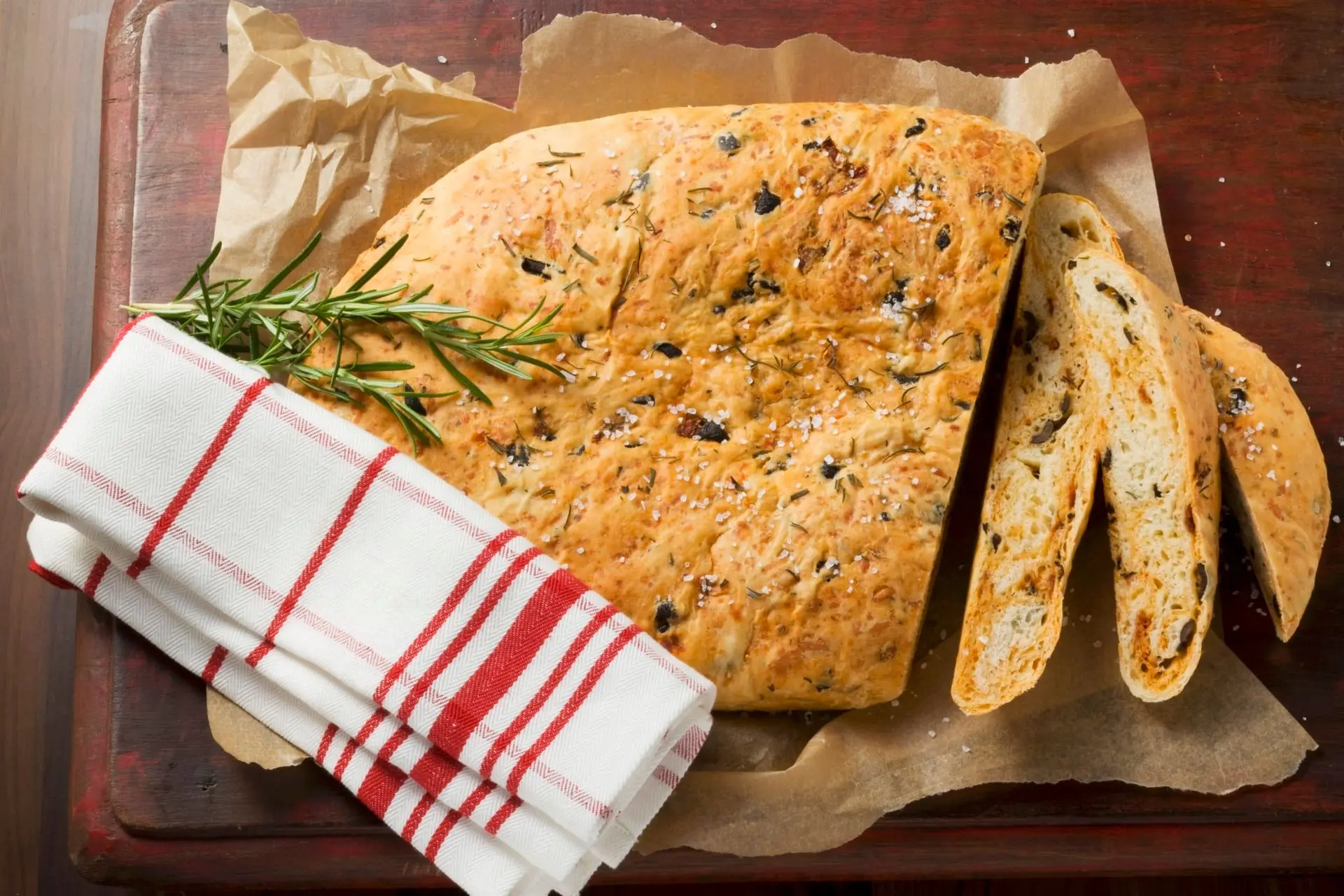 Focaccia au fromage et aux olives