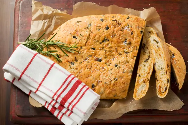 Focaccia au fromage et aux olives