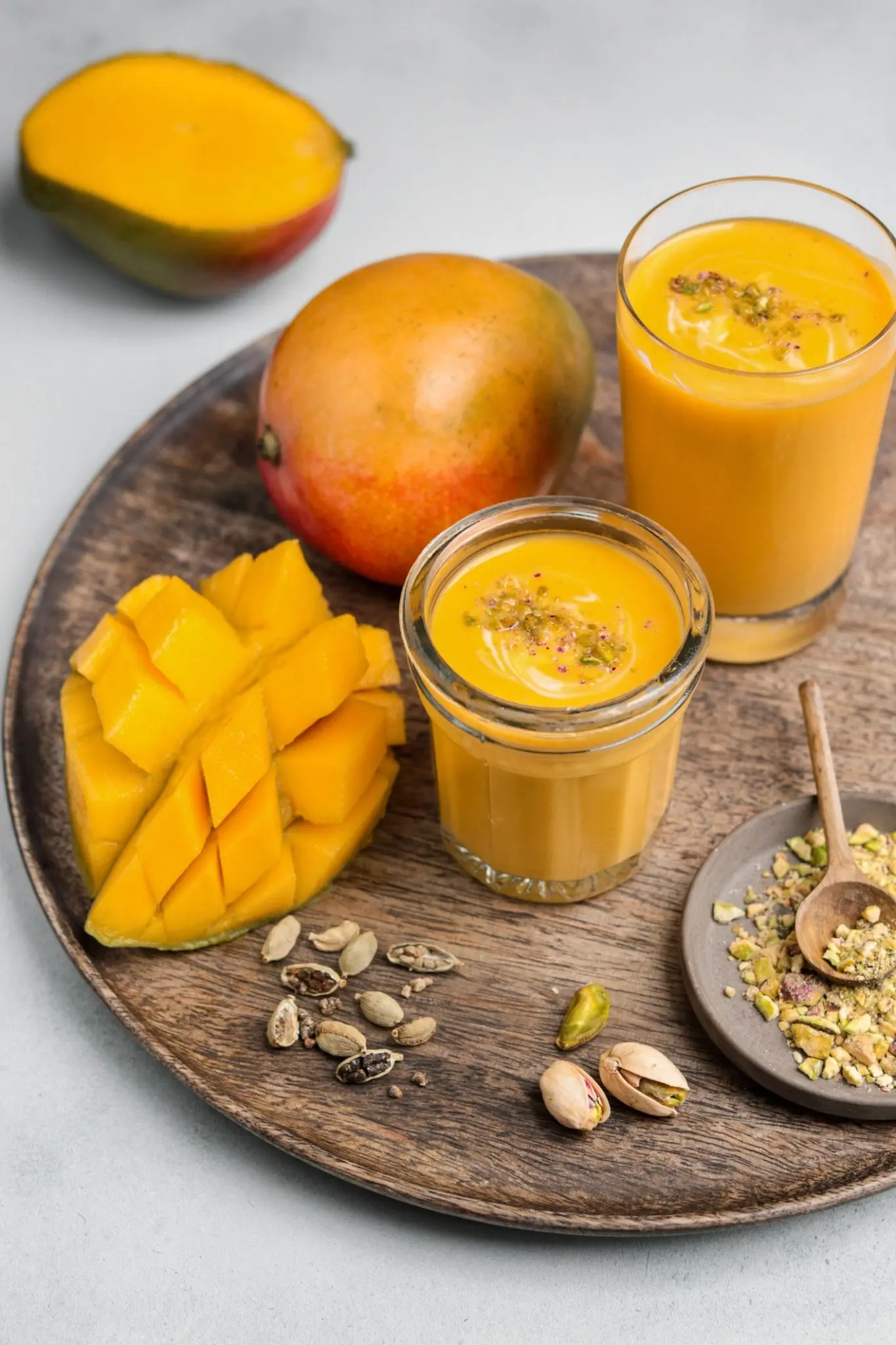 Lassi à la mangue, pistaches et cardamome