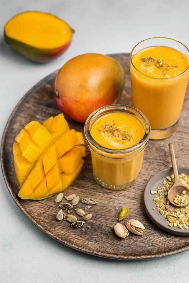 Lassi à la mangue, pistaches et cardamome