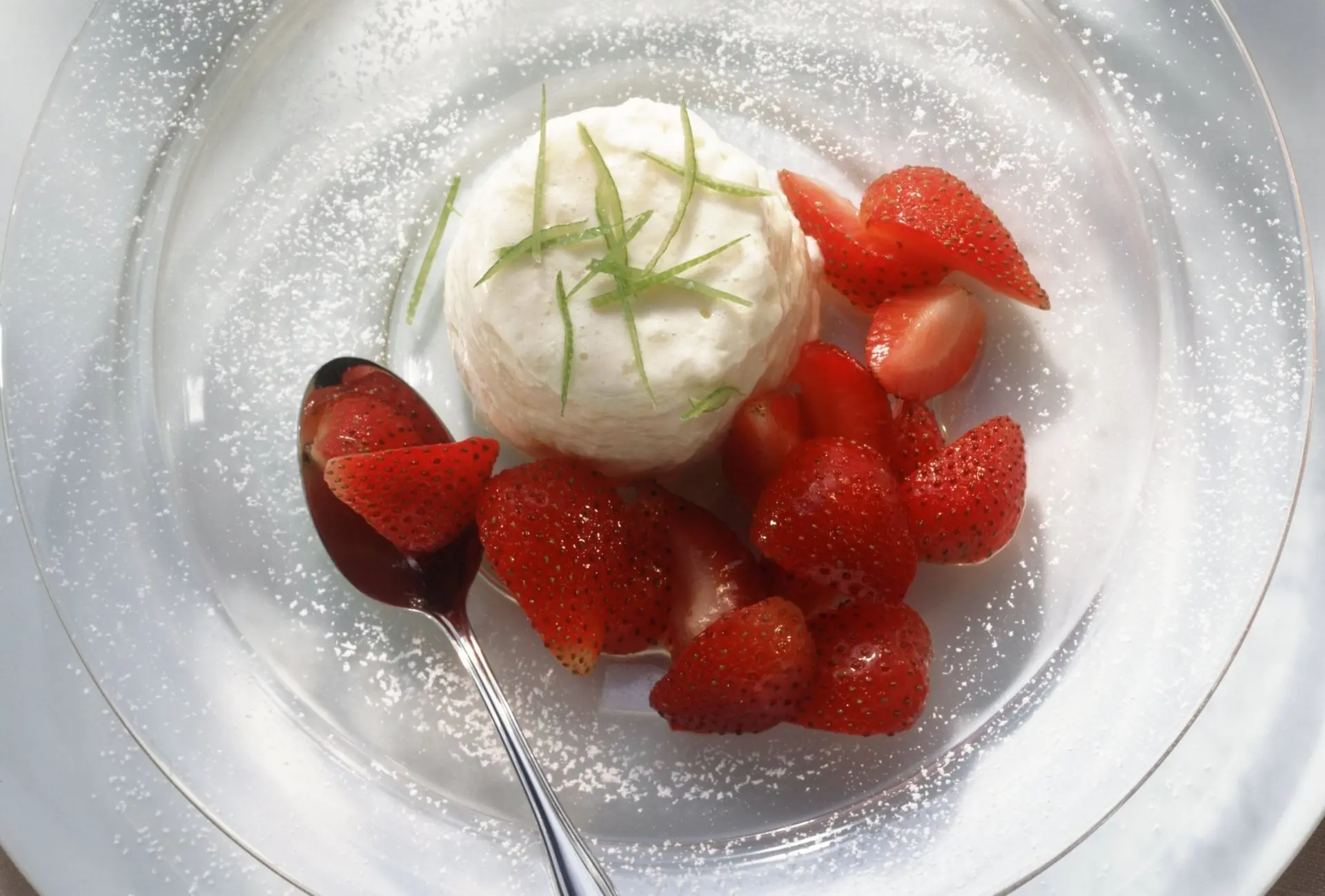 Riz au lait au citron vert et aux fraises fraîches