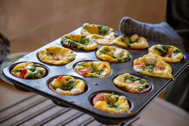 Muffins aux œufs avec épinards et légumes
