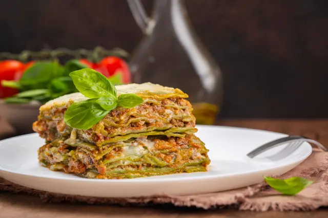 Lasagnes vertes aux épinards, sauce ragu à la viande, béchamel et parmesan