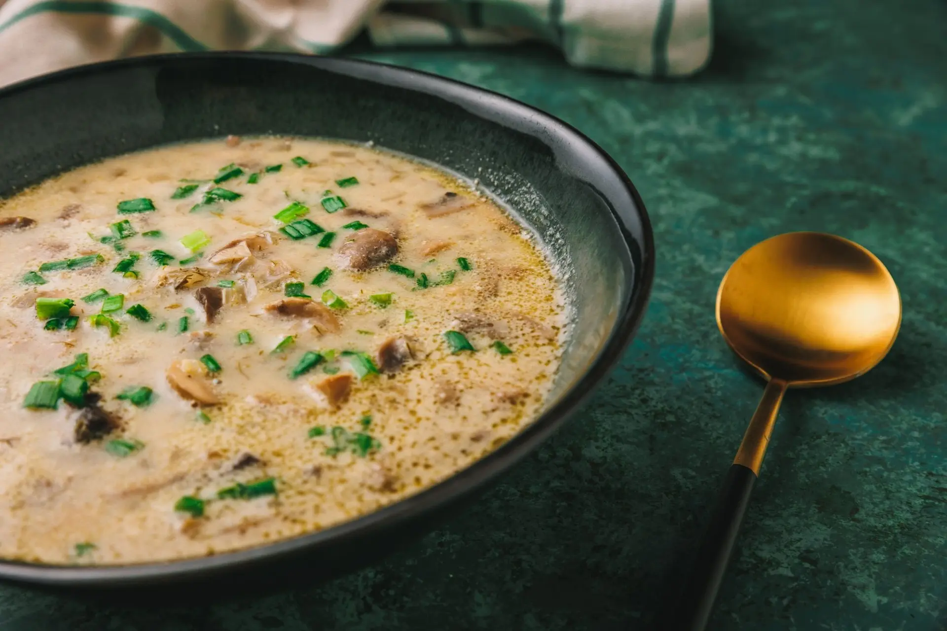 Soupe de viande traditionnelle grecque de Pâques (Magiritsa)