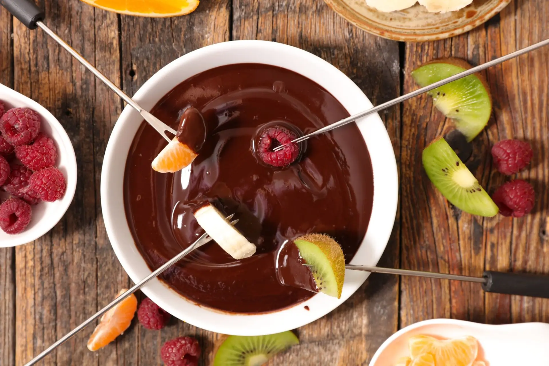 Fondue au chocolat avec des fruits frais