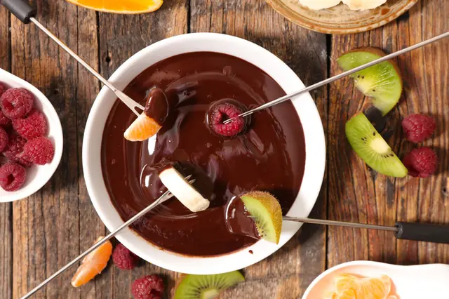 Fondue au chocolat avec des fruits frais