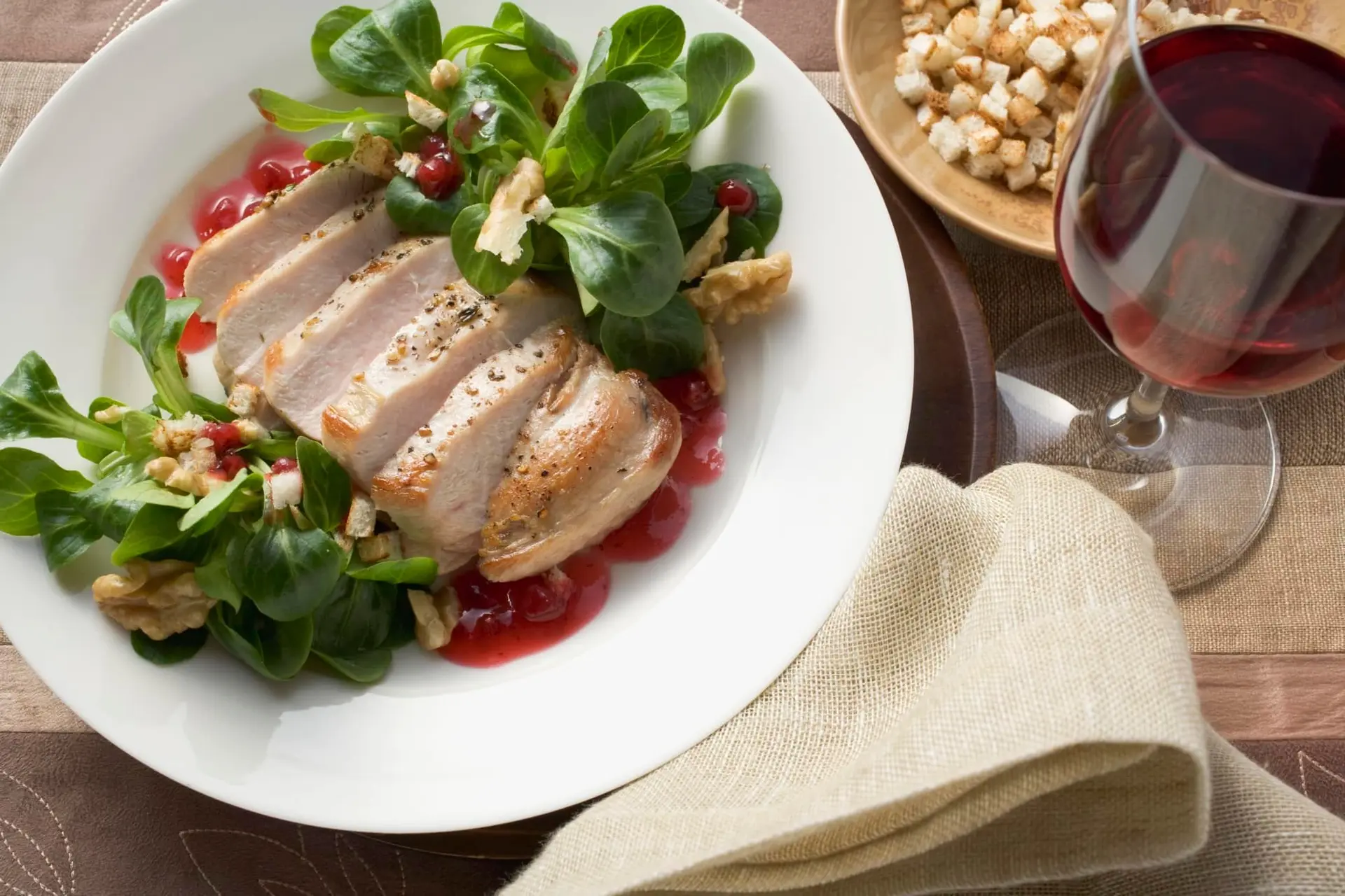 Poitrine de faisan rôtie, sauce aux canneberges et salade de mâche aux noix