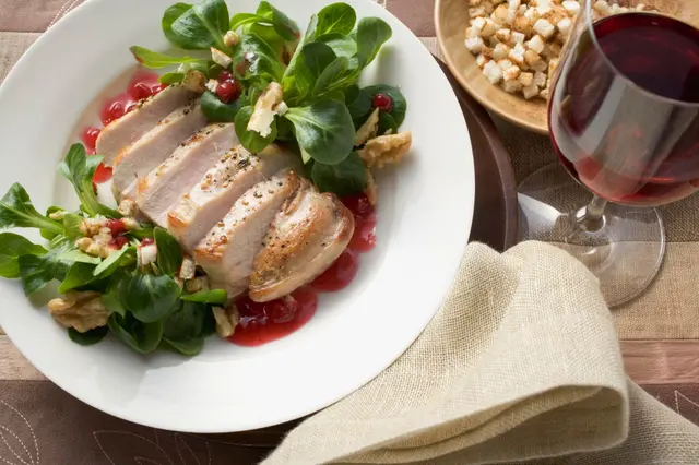 Poitrine de faisan rôtie, sauce aux canneberges et salade de mâche aux noix