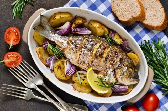 Dorade au four avec pommes de terre et herbes de Provence