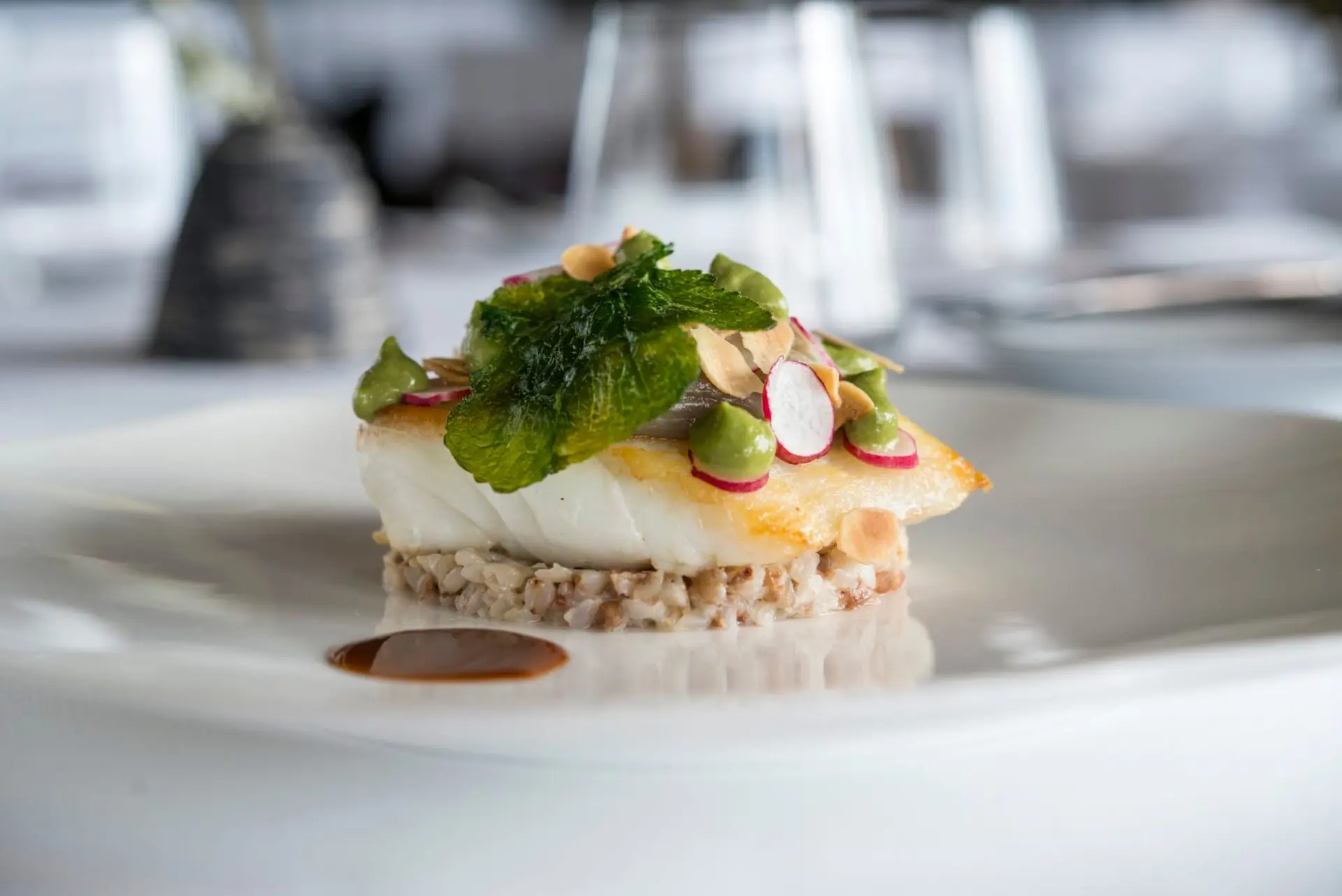 Pavé de turbot poêlé aux amandes, shiso, radis et raifort