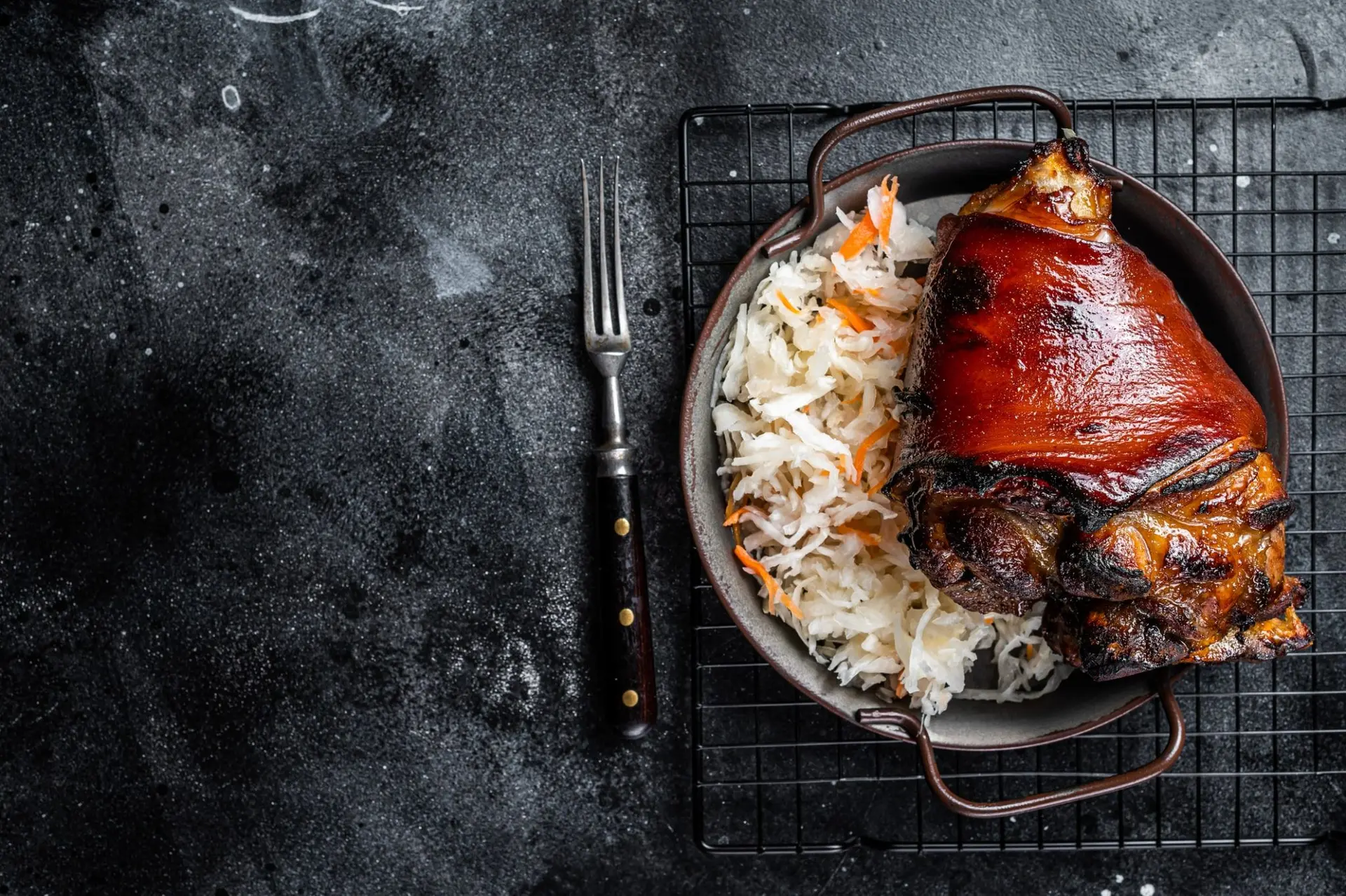 Jarret de porc rôti à l'Allemande (Schweinshaxe) avec choucroute