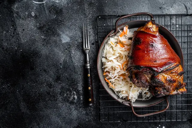 Jarret de porc rôti à l'Allemande (Schweinshaxe) avec choucroute