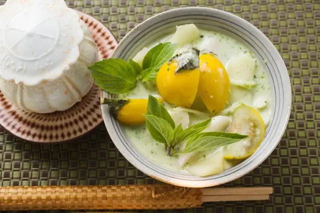 Soupe de coco aux pommes de terre, poisson, aubergines thaïlandaises et basilic