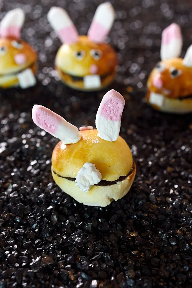 Petits lapins de Pâques briochés au chocolat et aux bonbons