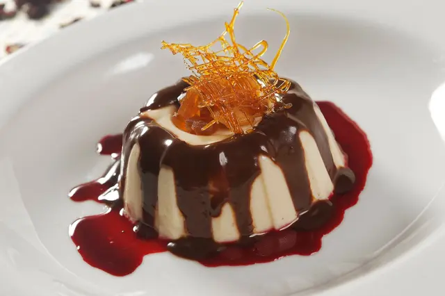 Recette flan à la vanille, caramel et coulis de fruits rouges