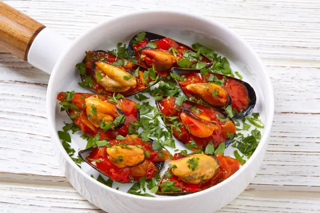 Moules avec sauce marinara tapas pinchos