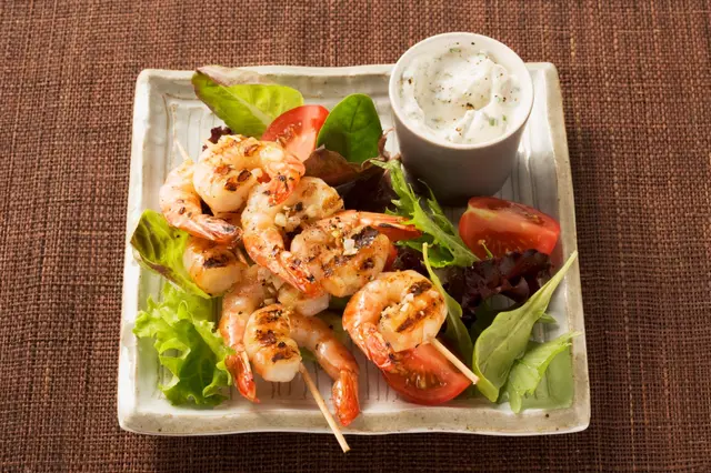 Salade composée avec brochettes de crevettes