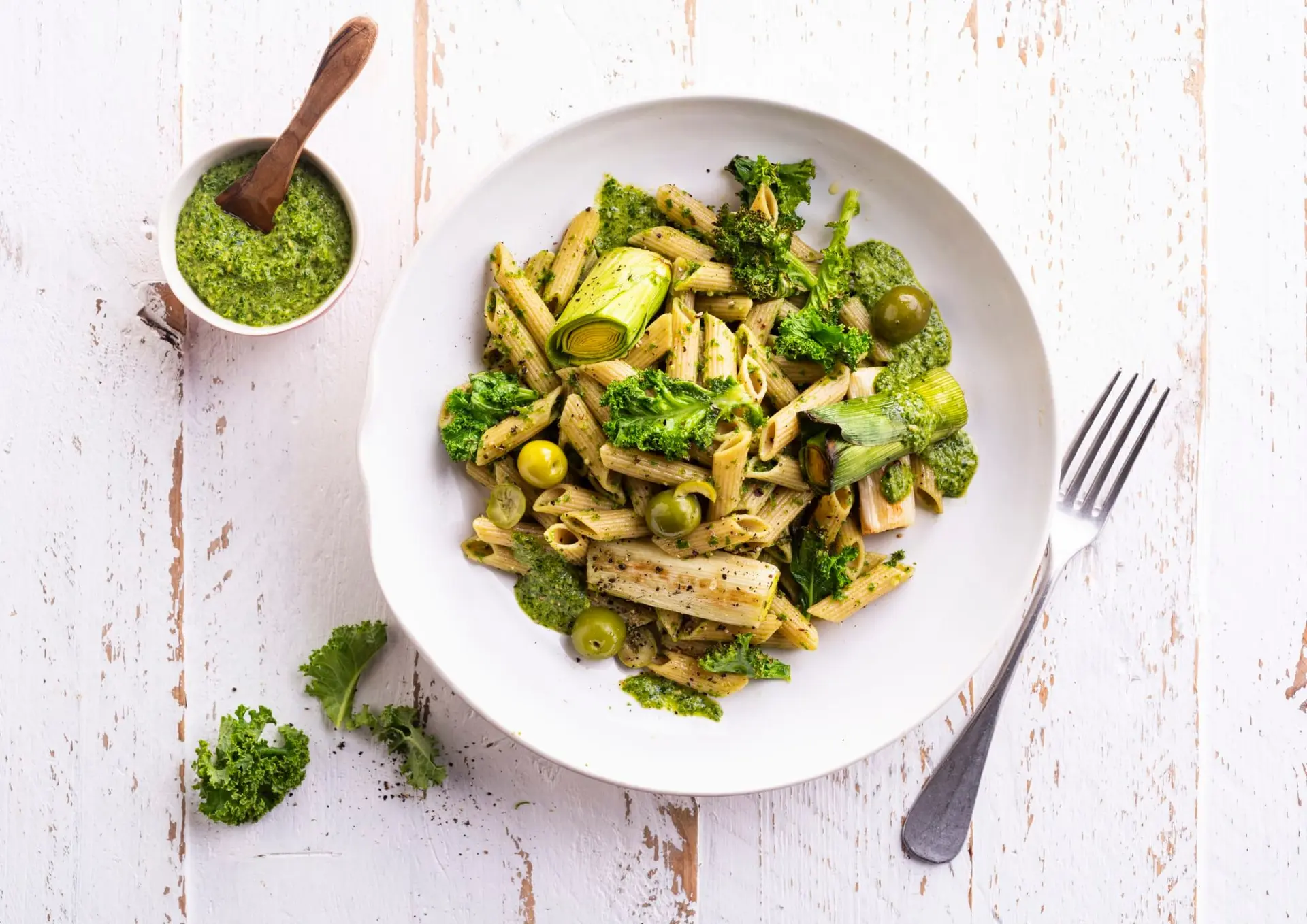 Penne à la sauce pesto, poireau et chou kale