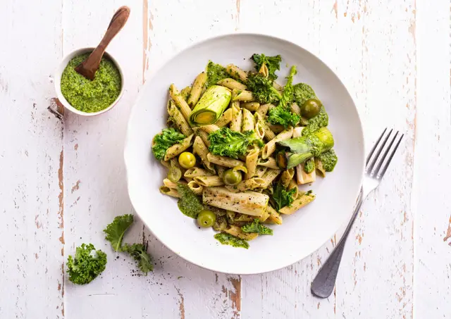 Penne à la sauce pesto, poireau et chou kale