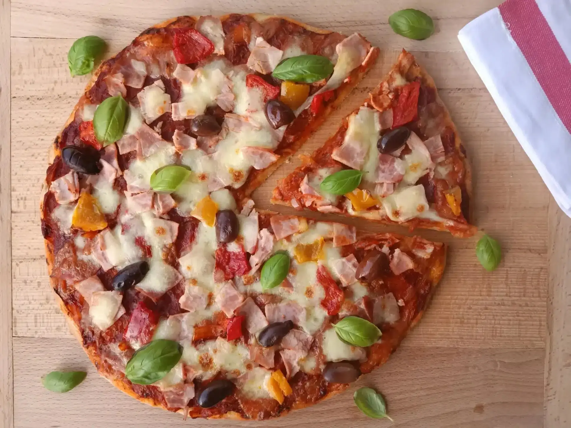 Pizza jambon poivrons olives, une délicieuse recette ensoleillée