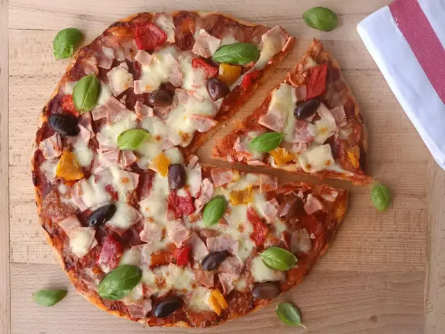 Pizza jambon poivrons olives, une délicieuse recette ensoleillée