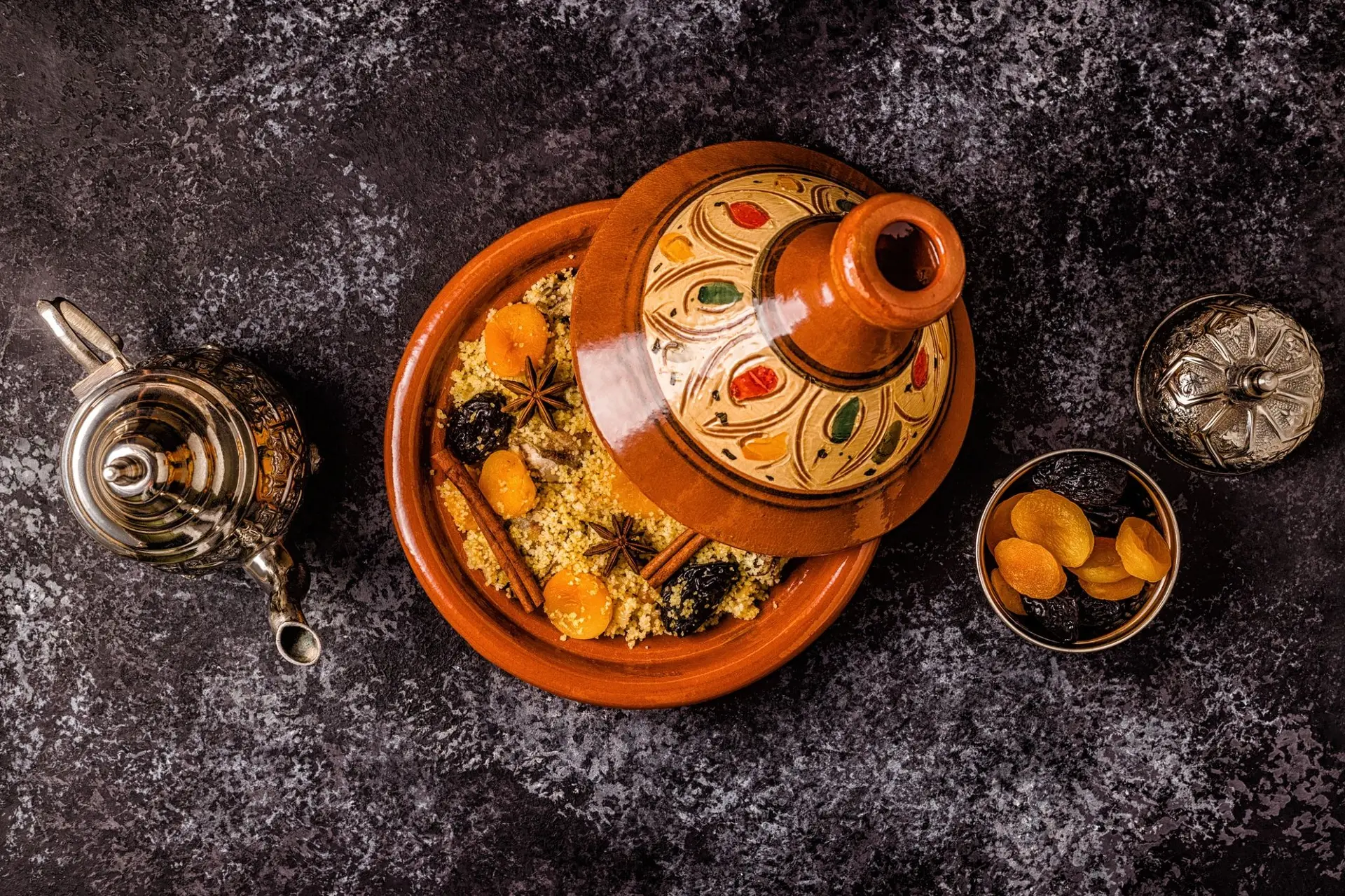 Tajine marocain de poulet aux fruits secs et aux épices