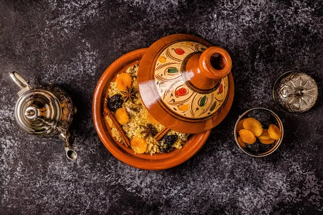 Tajine marocain de poulet aux fruits secs et aux épices