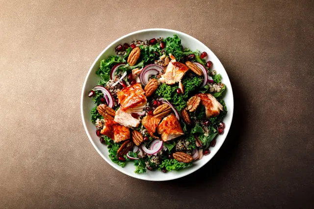 Salade de poisson grillé chou frisé quinoa noix de pécan oignon rouge et grenade