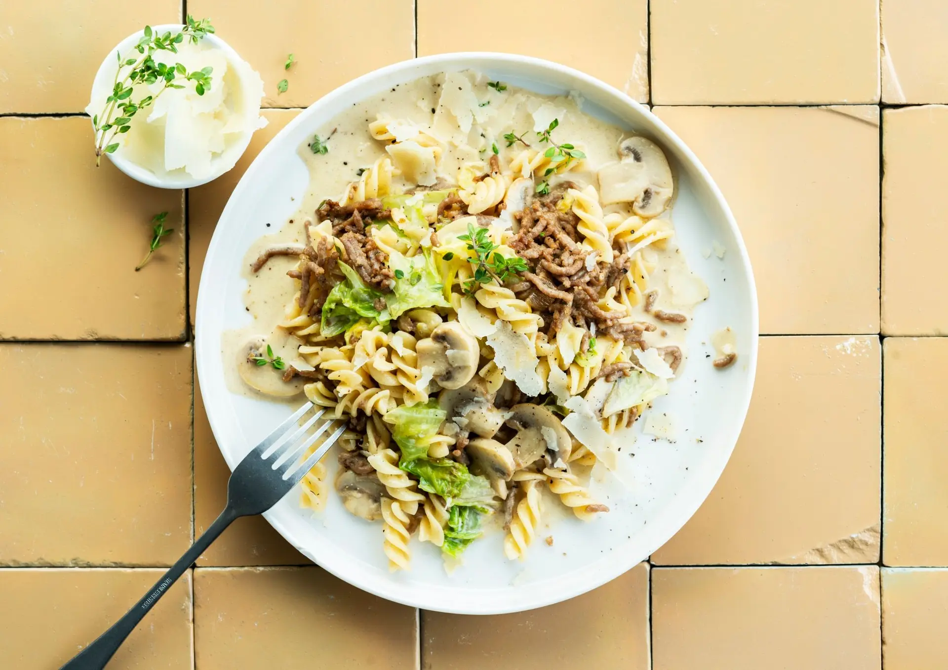 Spirelli à la crème, chou vert, champignon de Paris et haché de viande