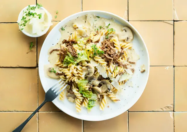 Spirelli à la crème, chou vert, champignon de Paris et haché de viande