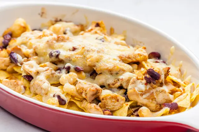 Nachos au four fourrés au poulet, aux haricots rouges et au fromage
